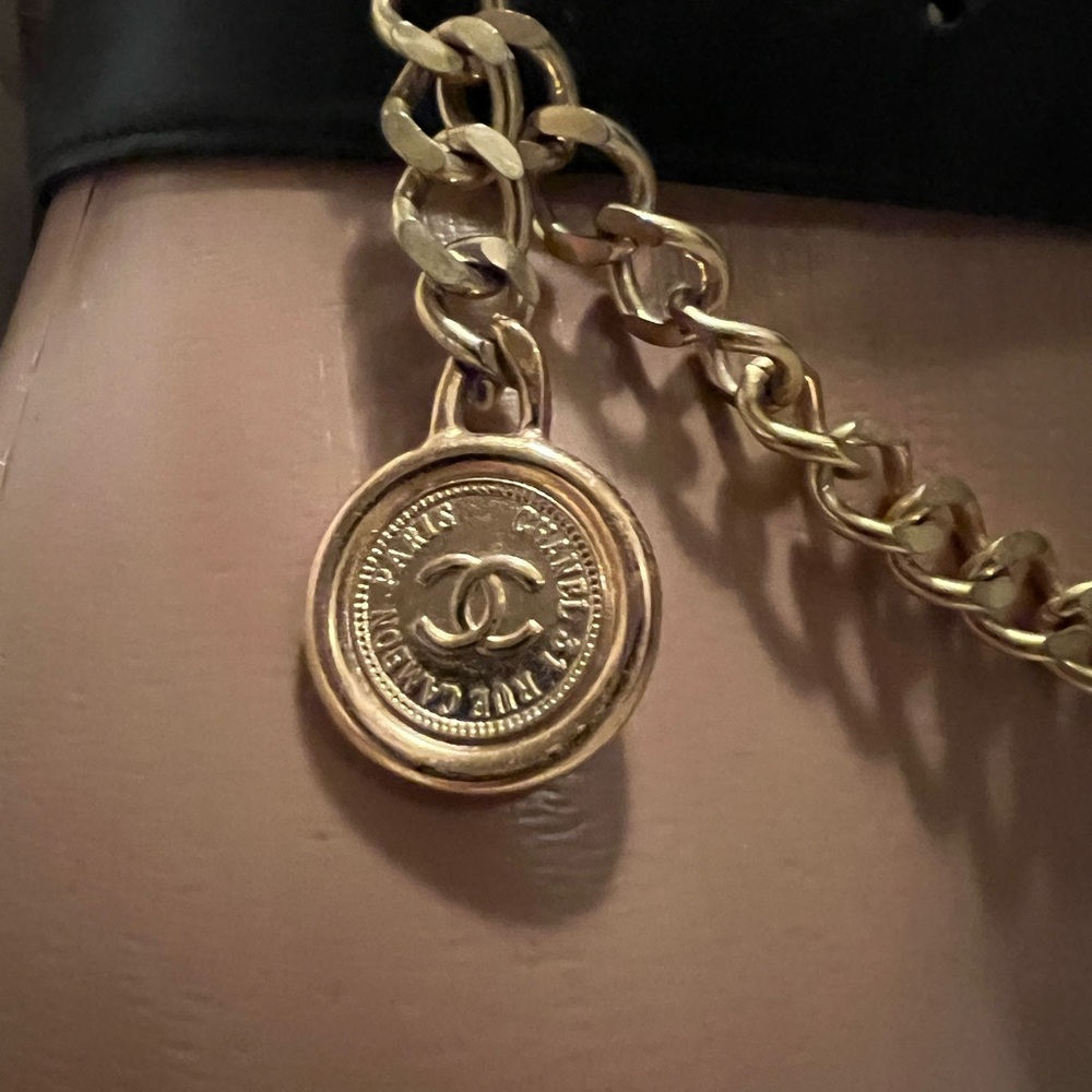 CHANEL Black Leather Belt with Gold Chain & Dangling Round Chanel Medallion - Picture 5 of 15